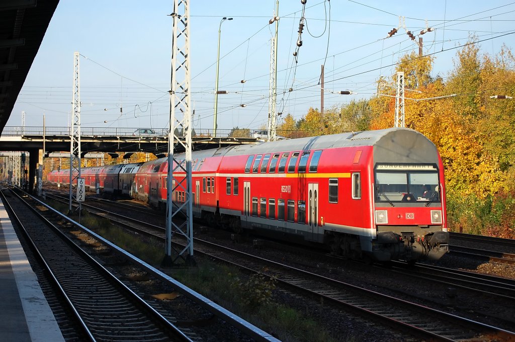 Der Fuballsonderzug (RE 33069) zum Ostderby in der 3.Liga Dynamo Dresden gegen Hansa Rostock in Berlin Friedrichsfelde-Ost. Er besteht aus 12x Dostos und geschoben wurde er von der 143 860-5. Der Zug hatte zu diesem Zeipunkt eine Versptung von 12 min. 23.10.2010