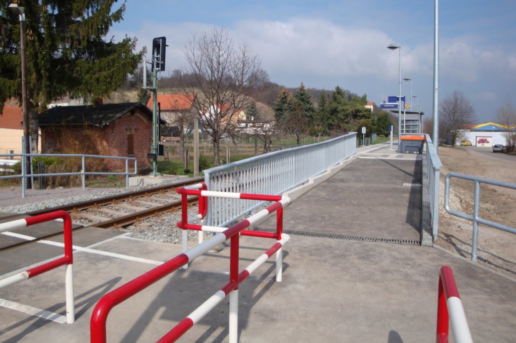 Der Fu�g�nger Bahn�bergang am Hp Ro�bach am 22.03.2012. (Foto: G�nther G�bel)
