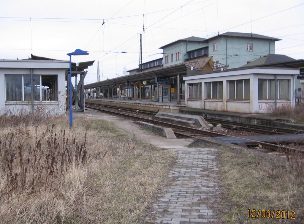 Der Fu�weg vom Abstellgleis 5207 und der Bahnsteig 4 und 3 in Naumburg Hbf; 12.03.2012 (Foto: Hans Grau)
