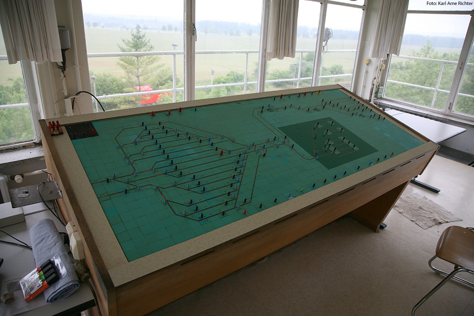 Der Gleisbildtisch vom Rangierstellwerk R5 (Ausf�hrung von WSSB Berlin Bauform Industrie II), am 20.06.2012 in Karsdorf. (Foto: Karl Arne Richter)