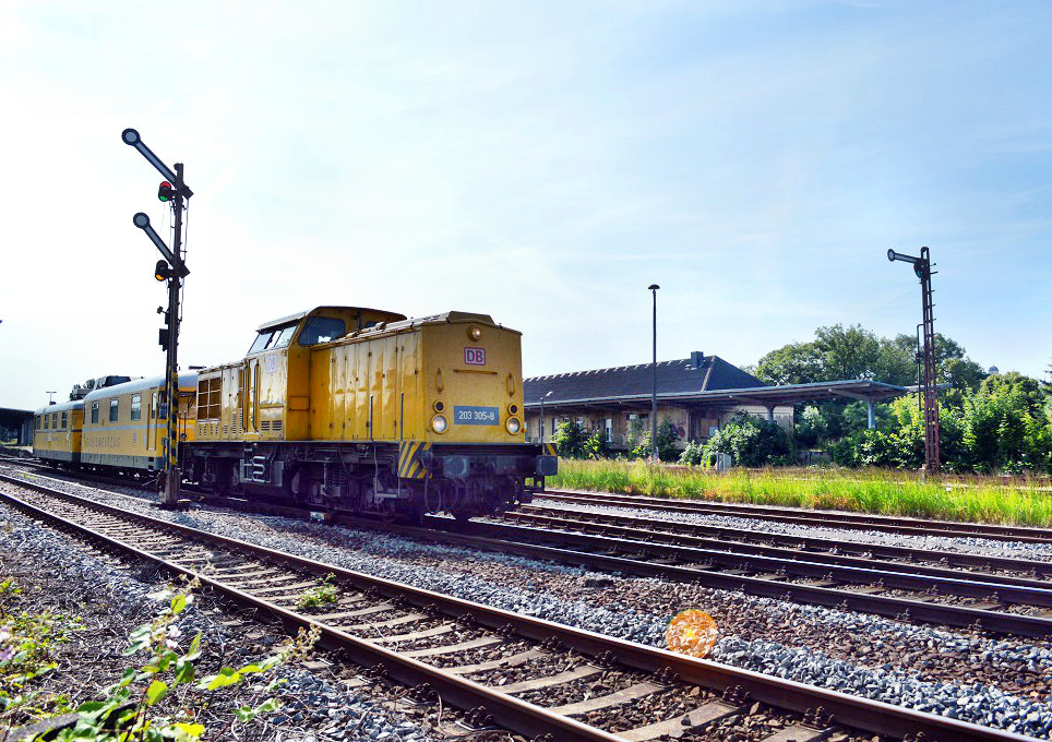 Der Gleismesszug 726 002-9 + 725 002-0 verl��t am 01.07.2013 als NbZ 94155 Zeitz - Zwickau den Bahnhof Zeitz. Wegen einem technischen Defekt ist 203 305-8 (DB Netz Instandhaltung) als Zuglok eingesetzt.