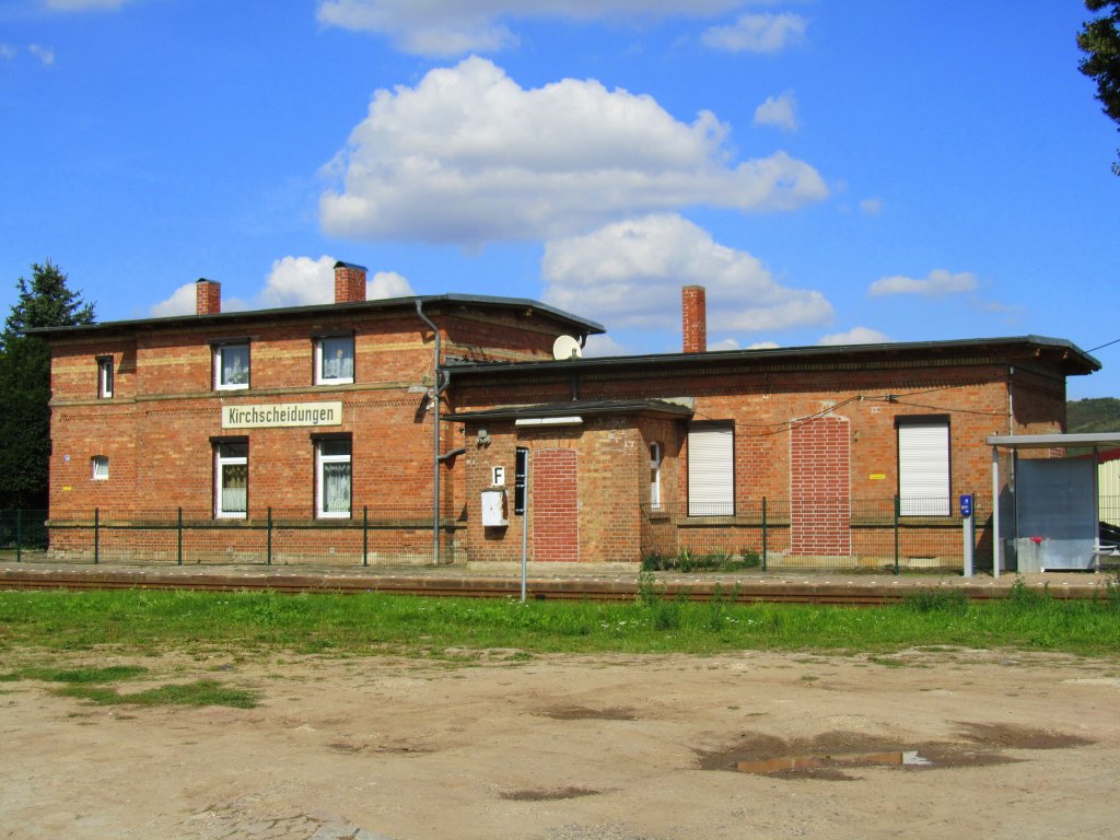 Der heutige Haltepunkt in Kirchscheidungen. Fr�her ein Bahnhof, der sogar ein eigenes Rampengleis hatte; 11.09.2010 (Foto: Dieter Thomas)
