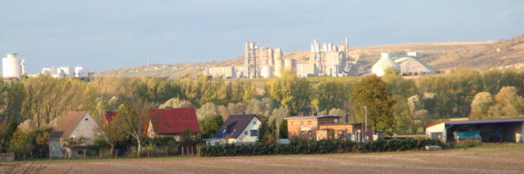 Der heutige Hp Kirchscheidungen, im Hintergrund das Zementwerk Karsdorf; 24.10.2010 (Foto: G�nther G�bel)