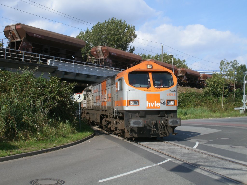 Der hvle Tiger V330.2 unterquerte die Brcke am Rgendammbahnhof in Stralsund um,am 24.September 2011,zum Stralsunder Sdhafen zukommen.