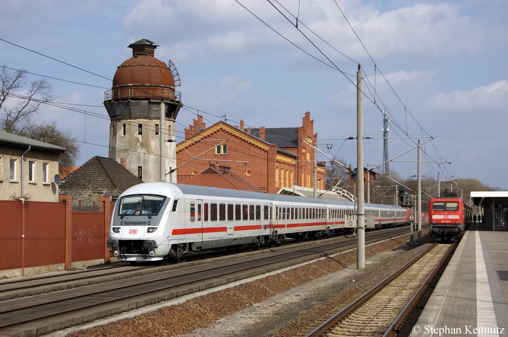 Der IC 1213 von Berlin Sdkreuz nach Kln Hbf bei der Durchfahrt in Rathenow und geschoben wurde er von der 101 076-8. Im Bahnhof steht der um ca. 30min versptet RE2 (RE 37410) aus Knigs Wusterhausen. Der Grund dafr war eine Strung an der 112 112-8. 01.04.2011