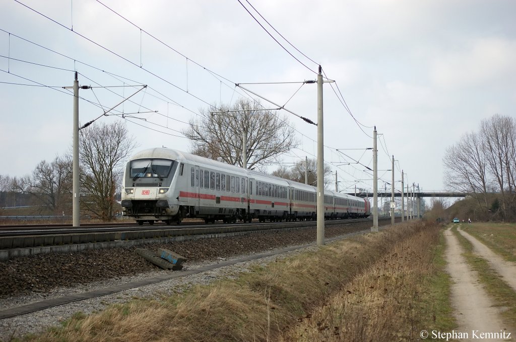 Der IC 2388 von Frankfurt am Main nach Berlin Sdkreuz mit einem Bpmbdzf 297.1 Steuerwagen voraus zwischen Growudicke und Rathenow. Geschoben von der 101 088-3. 02.04.2011