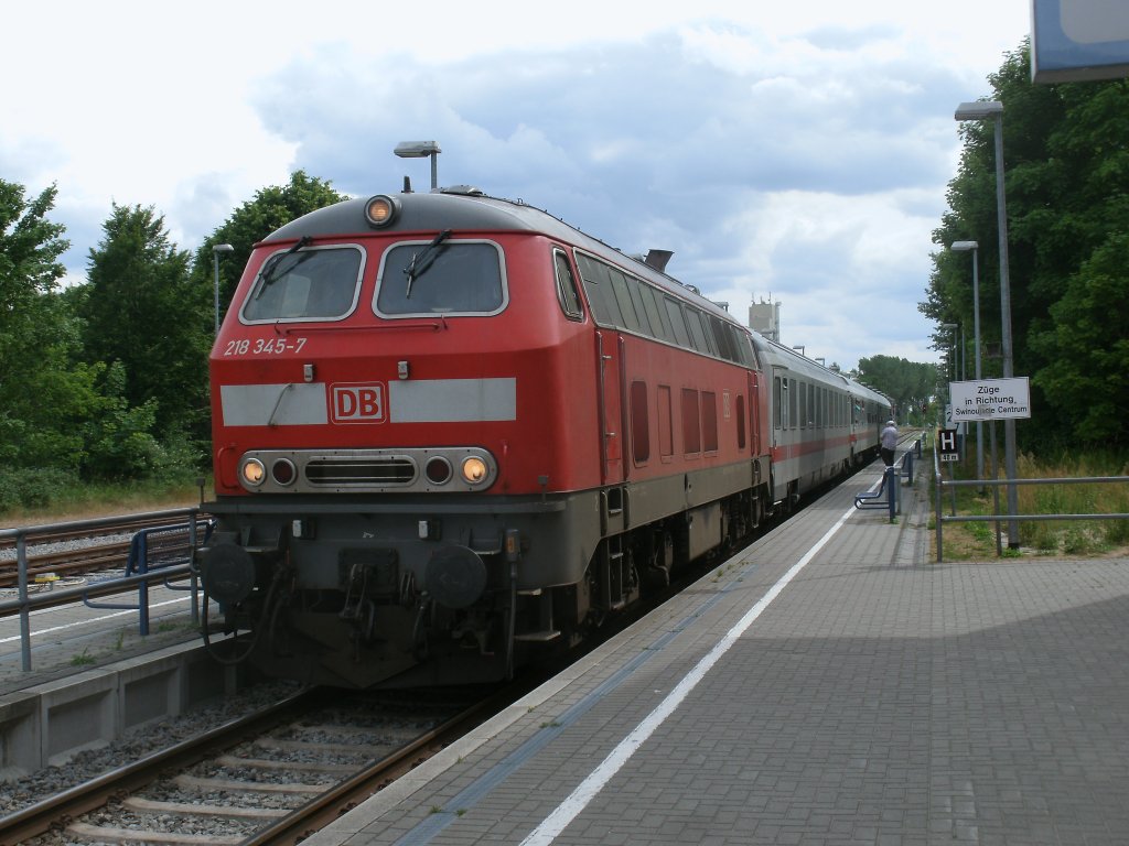 Der IC 2422 Kln-Wolgast gezogen von 218 345-7,am 23.Juni 2012,beim Erreichen von Wolgast.