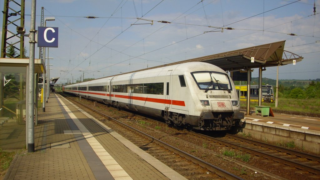 Der ICE 915 von Berlin Gesundbrunnen nach M�nchen Hbf wird der einer ehemaligen Metropolitan ( http://de.wikipedia.org/wiki/Metropolitan ) Garnitur gefahren. Da der ICE am 19.05.2011 Versp�tung hatte, konnte man ihn neben dem LVT der Burgenlandbahn fotografieren, die als RB nach Naumburg Ost gerade Ausfahrt aus dem Naumburger Hauptbahnhof hatte.
