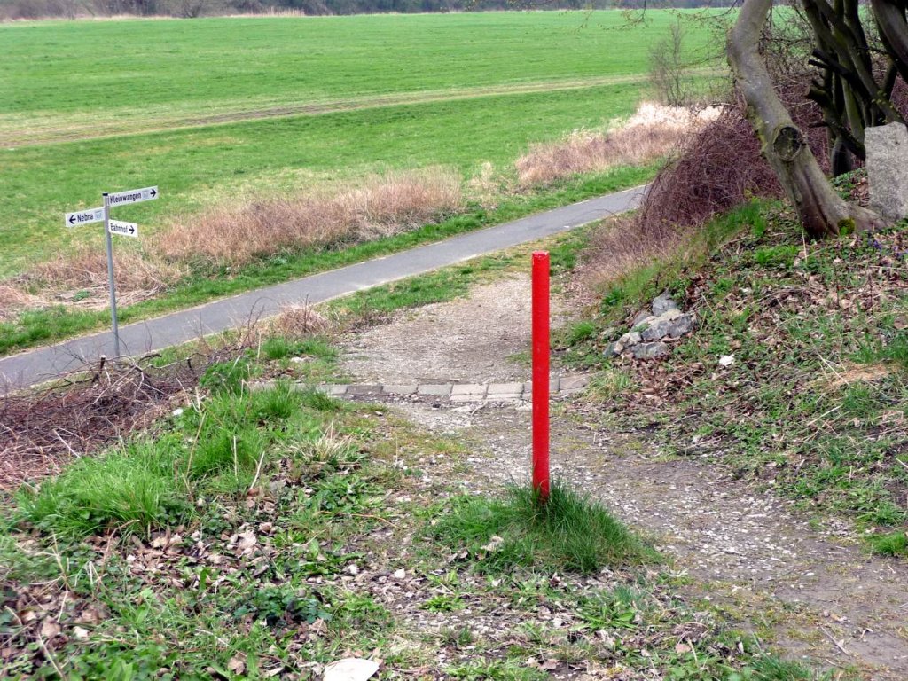 Der von der IG Unstrutbahn e.V. errichtete Verbindunsgweg vom Unstrut-Radweg zum Bahnhof Nebra; 05.04.2012 (Foto: Klaus Pollm�cher)