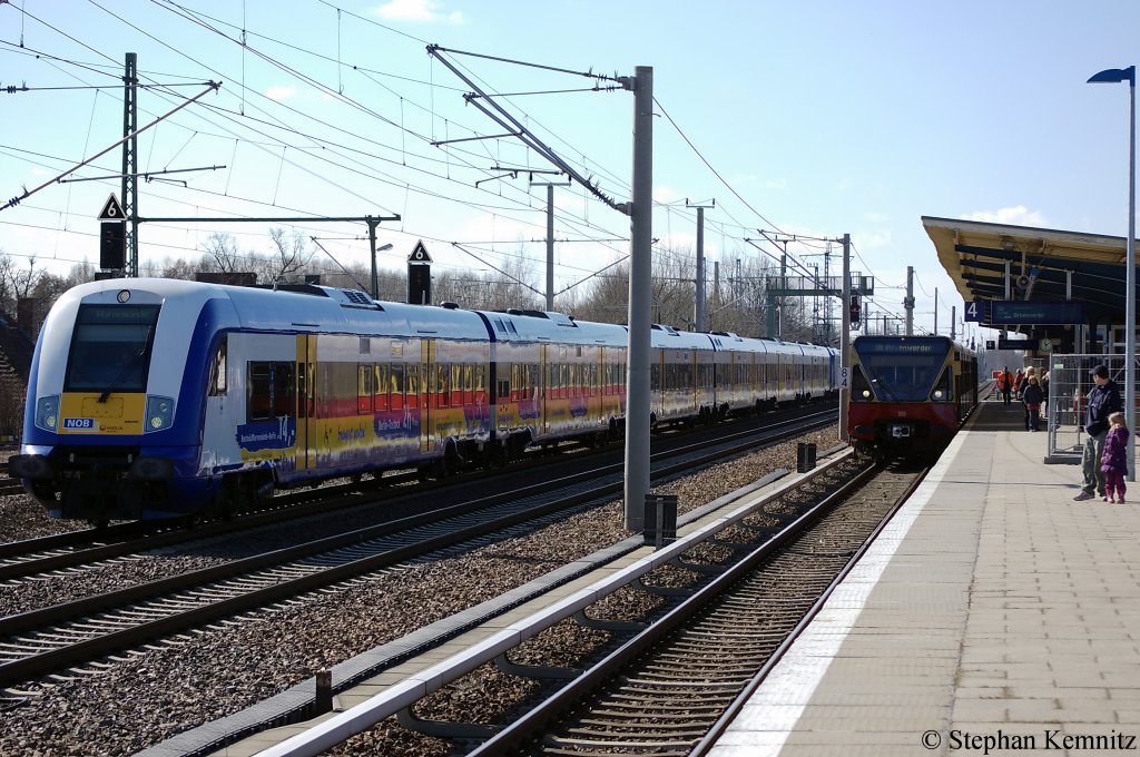 Der Interconnex X 68903 nach Warnemnde durch fhrt gerade Berlin-Blankenburg und geschoben hatte die 146 520-2. 19.03.2011