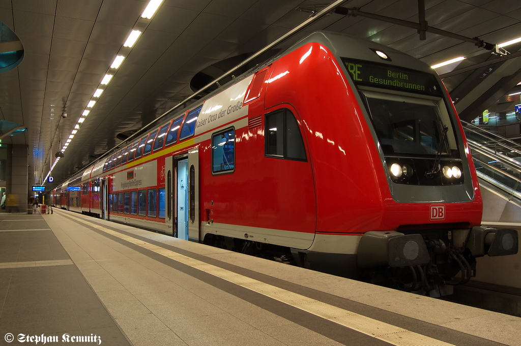 Der IRE25 (IRE 4275) von Magdeburg Hbf nach Berlin Gesundbrunnen steht am Gleis 7 im Berliner Hbf (tief). Geschoben hatte die 112 139. 28.12.2011