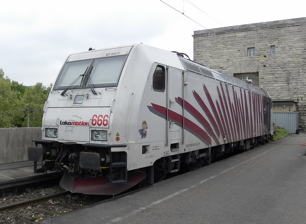 Der kleine  Niels  in Stuttgart Hbf.