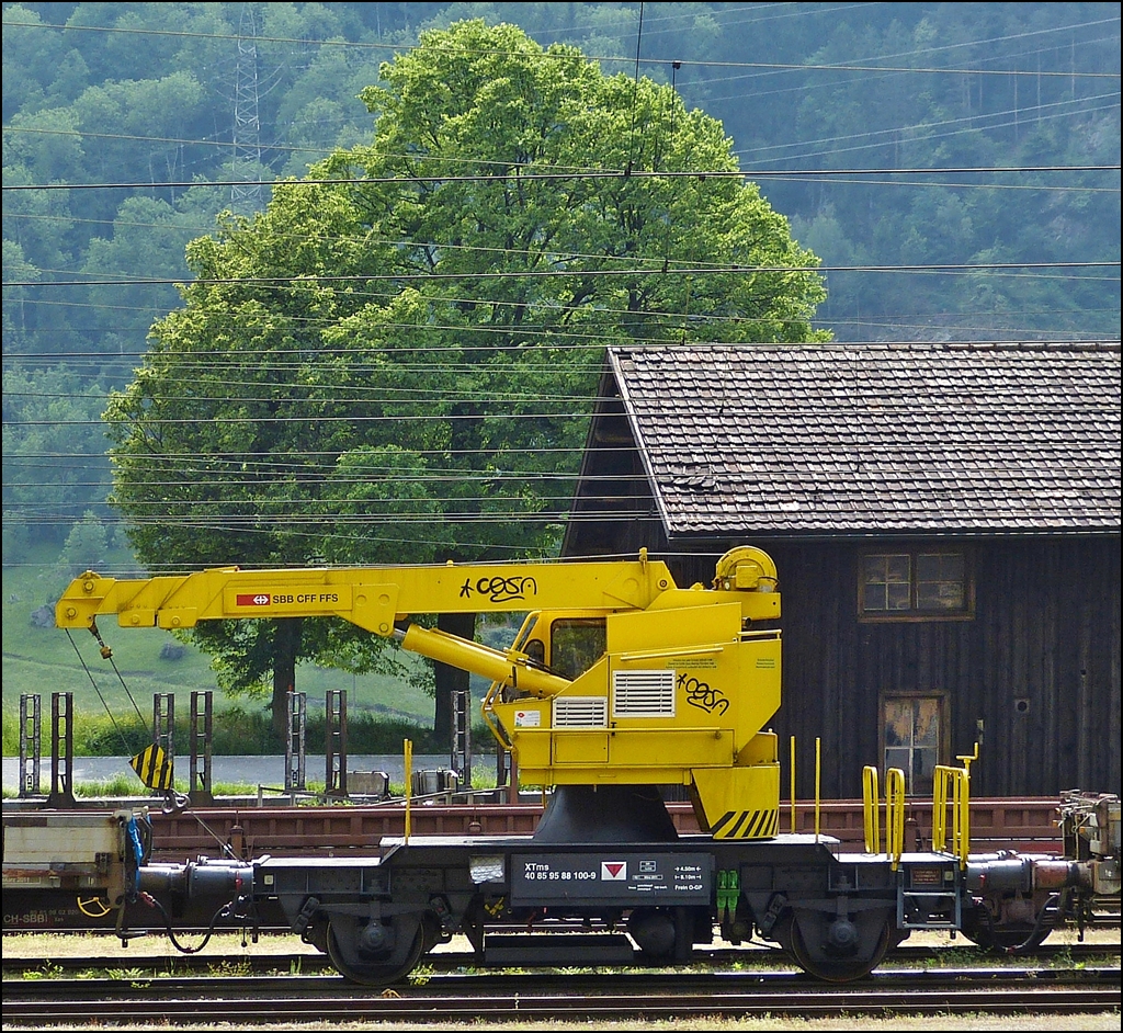 Der Kranwagen XTms 40 85 95 88 100-9 war am 24.05.2012 in Erstfeld abgestellt. (Hans)