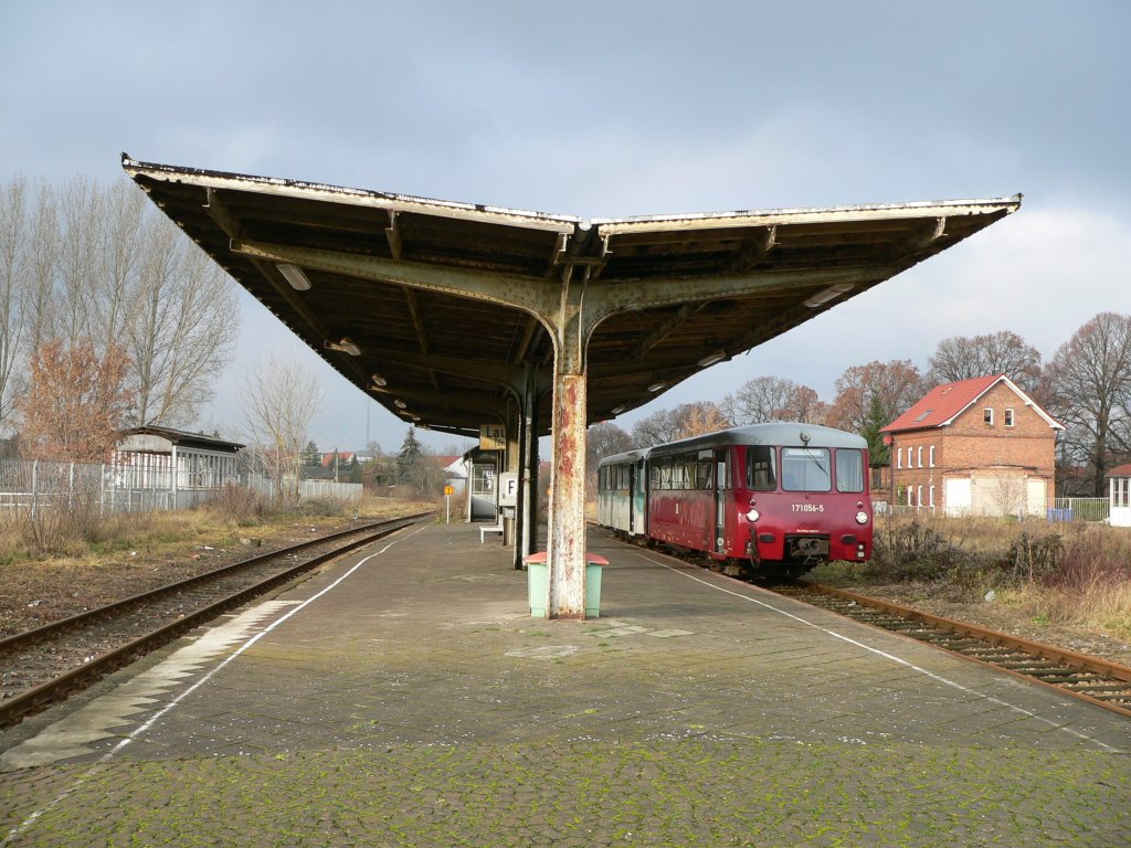 Der Lauchaer Bahnhof hat noch einen richtigen Bahnsteig mit �berdachung. Auf Gleis 4 warten am 12.12.2009 die beiden Ferkeltaxen der TG Ferkeltaxi als DPE 33833 auf die abendliche R�ckfahrt nach Reuth (V).