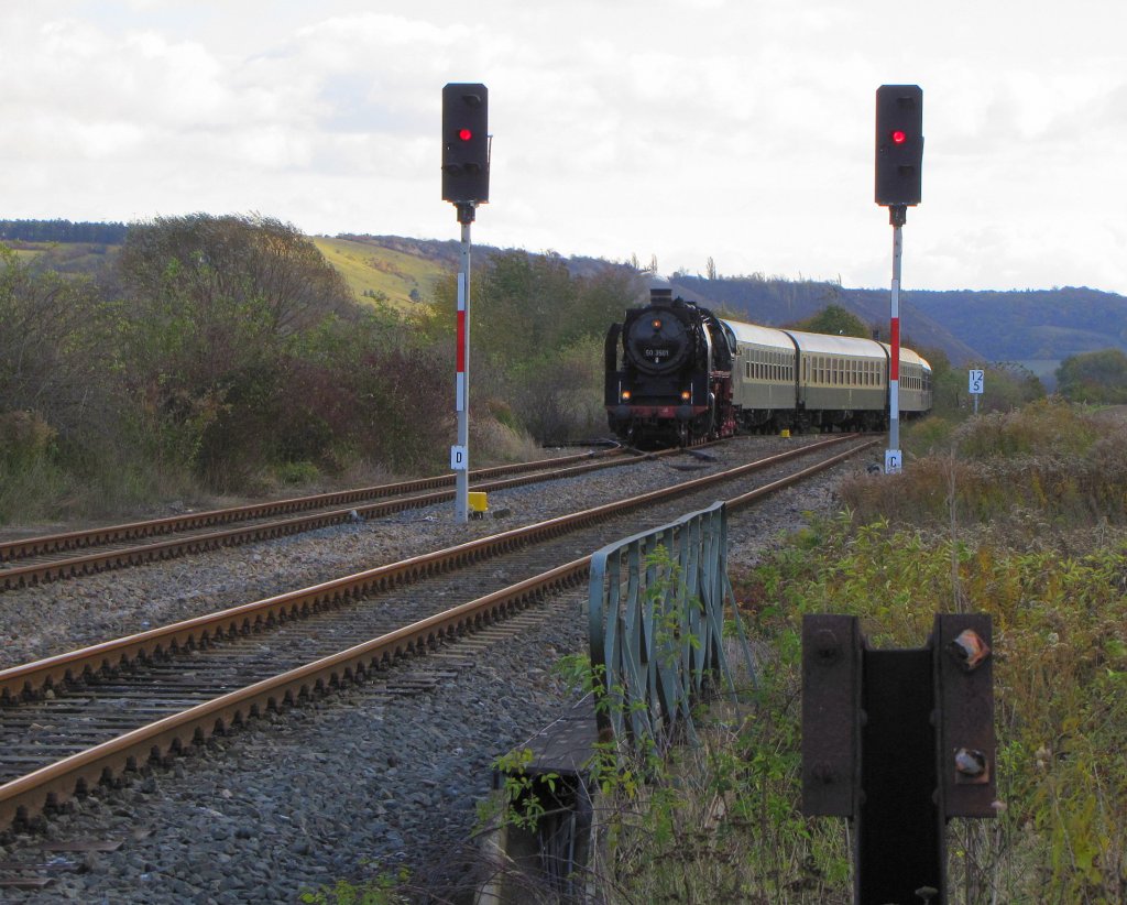 Der Leerzug auf der Fahrt nach Karsdorf, bei der Einfahrt in Laucha; 24.10.2010