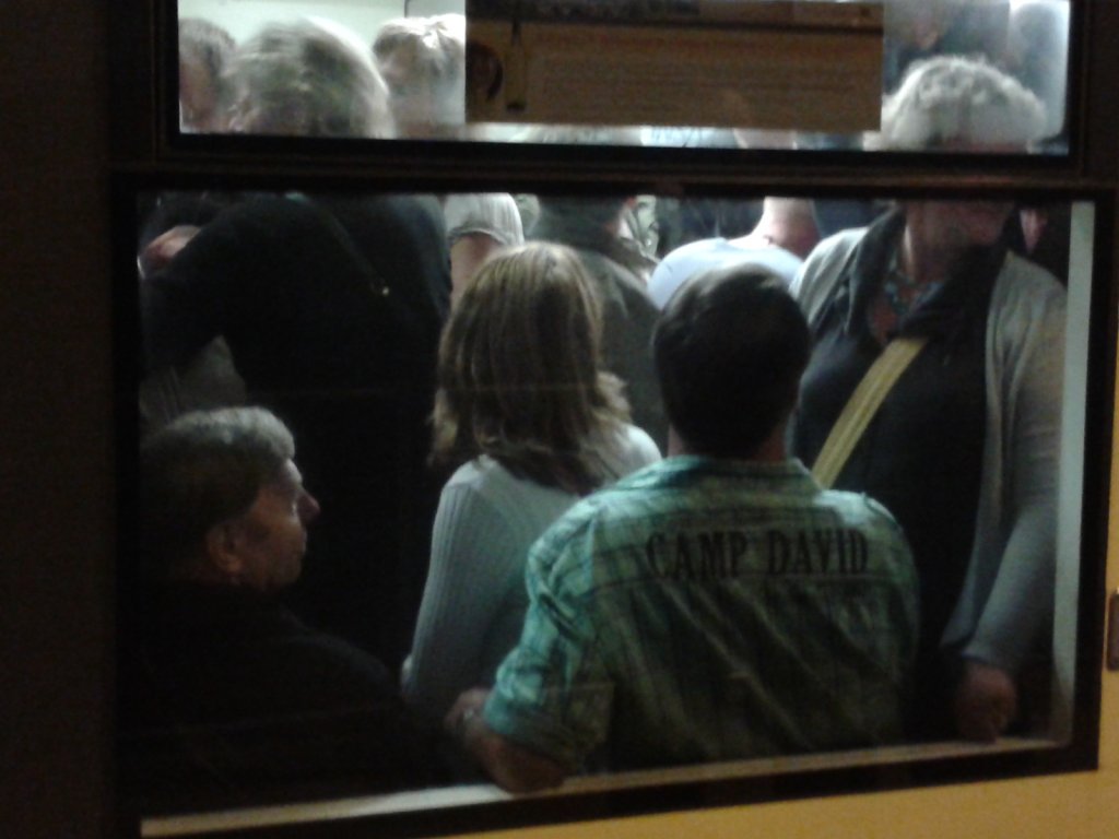 Der letzte Zug vom Winzerfest in Freyburg Richtung Nebra bzw. Ro�leben, am 09.09.2012 um 0:39 Uhr war extrem ausgelastet, sodass es in den Triebwagen sehr eng zu ging. Hier kurz vor der Abfahrt am Hp Freyburg.