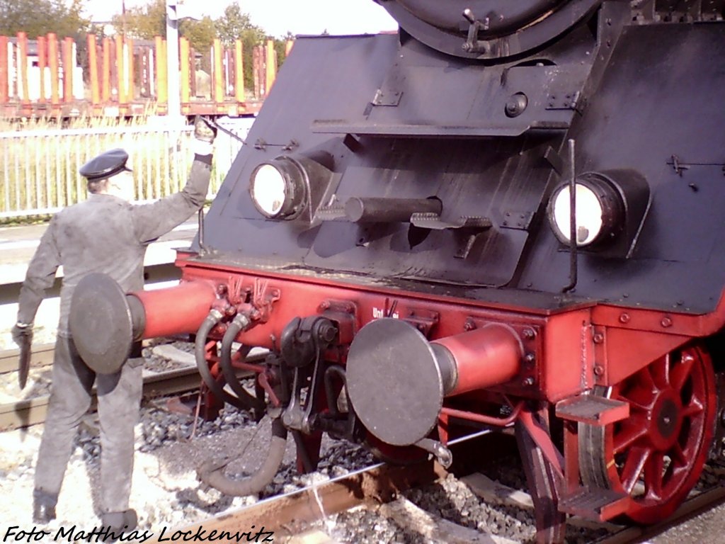 Der Lokfhrer der 03 1010 nimmt Die Rcklichtblenden ab / Bahnhof Bergen auf  Rgen am 27.10.12