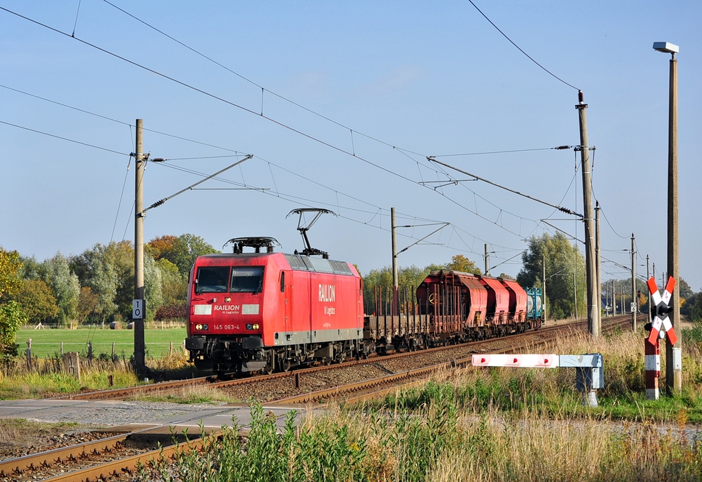 Der  Lumpi  aus Mukran war am 19.10.2012 mit der 145 063 bespannt.Am Posten 20 in Bentwisch wurde sie geknipst.