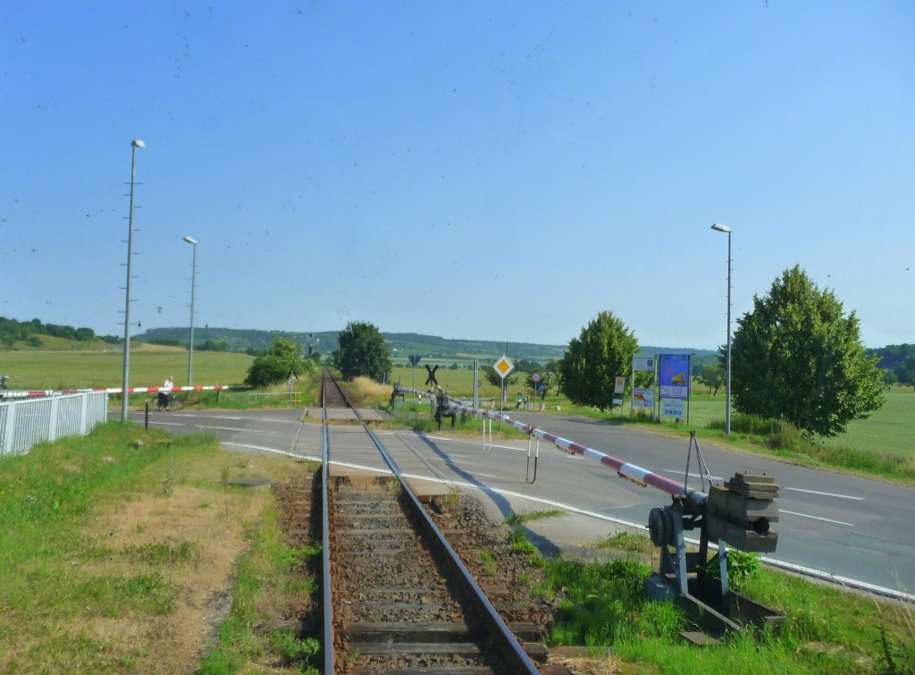 Der mit 4 Schranken gesicherte Bahn�bergang in Kleinjena; 29.06.2010