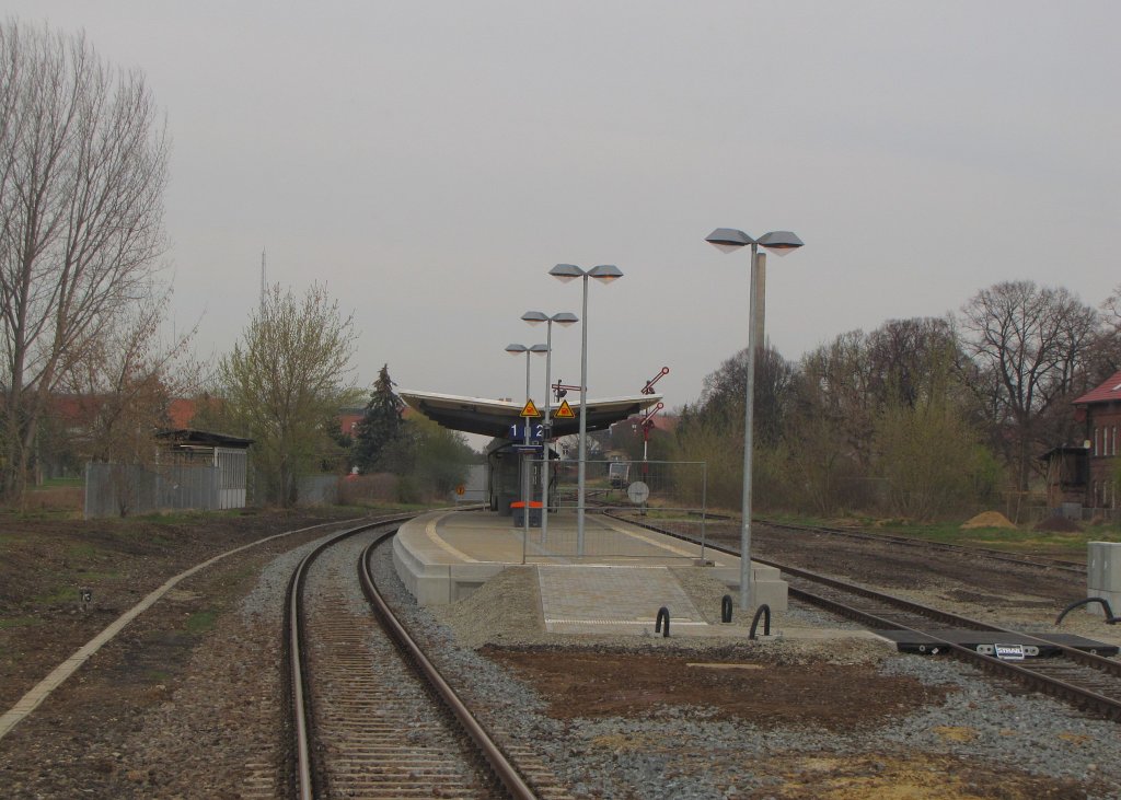 Der modernisierte Bahnsteig 1 und 2 in Laucha; 12.04.2012