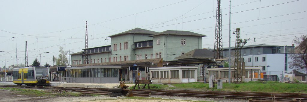 Der modernisierte Bahnsteig 4 und 5 am 30.04.2013 in Naumburg Hbf. Leider hat das Bahnsteigdach die Arbeiten nicht �berlebt... (Foto: G�nther G�bel)