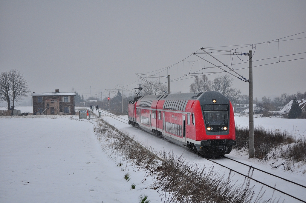 Der Nachfolger der OLA!Die DBAG fhrt mit Loks der BR 143 sowie zwei Dostos zwischen Rostock-Laage-Plaaz und Gstrow.Hier schiebt die 143 889 ihren Zug durch Gragetopshof.Geknipst am 10.12.2012.