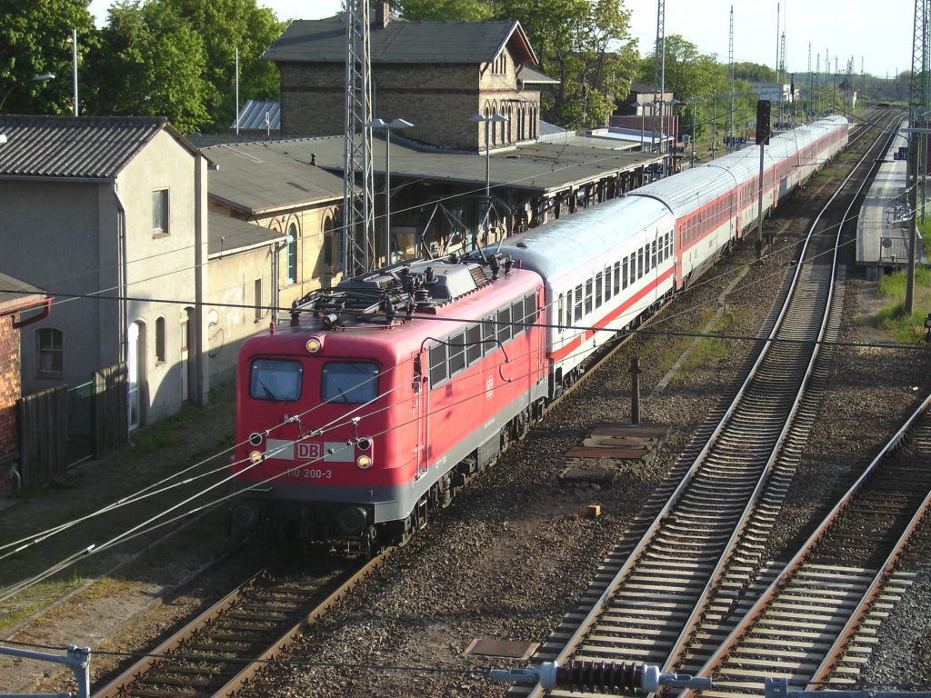 Der nchste seltene Gast an der Kste am 29.Mai 2010.Kasten-110 200 mit dem EC 378 Wien-Binz bei der Ausfahrt aus Bergen/Rgen.