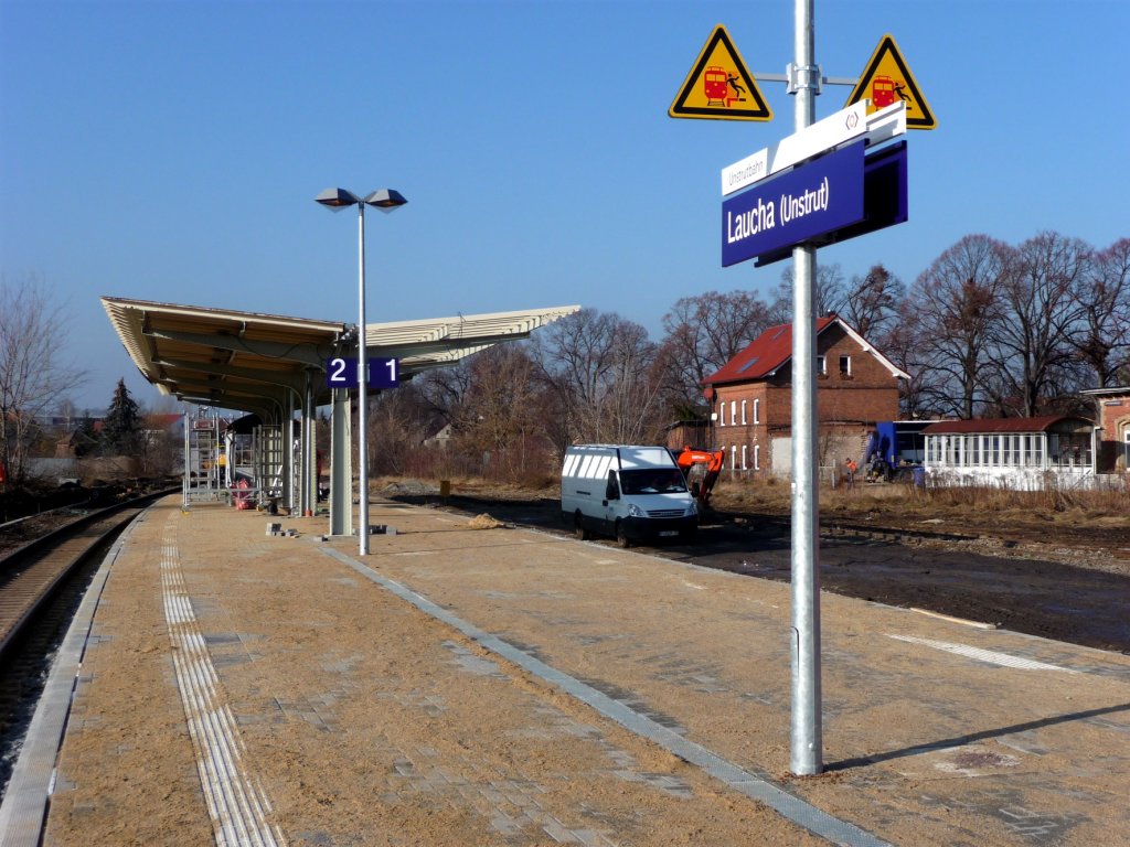 Der neu gebaute Bahnsteig in Laucha am 26.01.2012. (Foto: Klaus Pollm�cher)