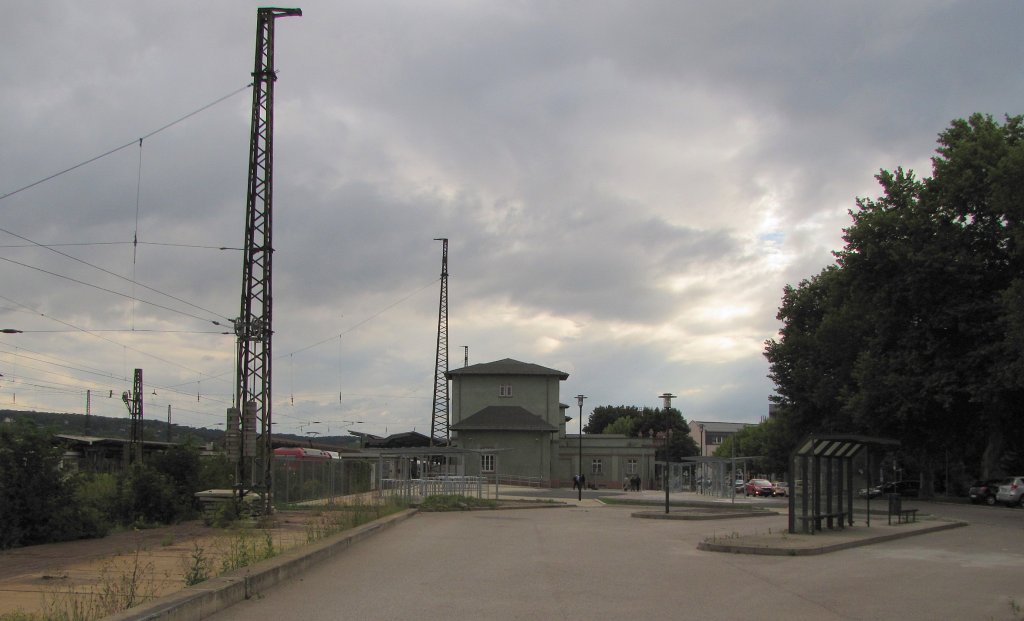 Der neu gestaltete Platz als Busverkn�pfungsstelle neben dem Naumburger Hauptbahnhof; 09.08.2011
