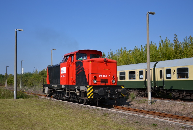 Der neue Anschlussbahnbetreiber in Karsdorf, die Erfurter Bahnservice GmbH, stellte freundlicherweise zwei Dieselloks f�r F�hrerstandsmitfahrten w�hrend unserem 6. Dampflokfest in Karsdorf zur Verf�gung. Hier die EBS 346 502-7 (98 80 3346 502-8 D-EBS); 25.09.2011 (Foto: Roberto Franke)