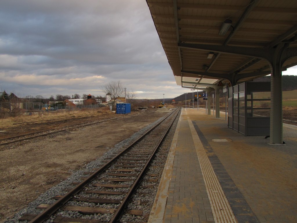 Der neue Bahnsteig 2 mit der ebenfalls neuen Bahnsteig�berdachung am 19.02.2012 in Laucha.