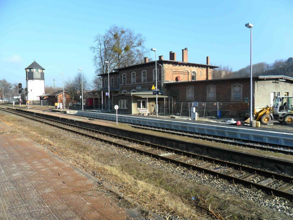 Der neue Bahnsteig im Bf Nebra ist bis auf ein paar Restarbeiten fertiggestellt; 26.01.2012