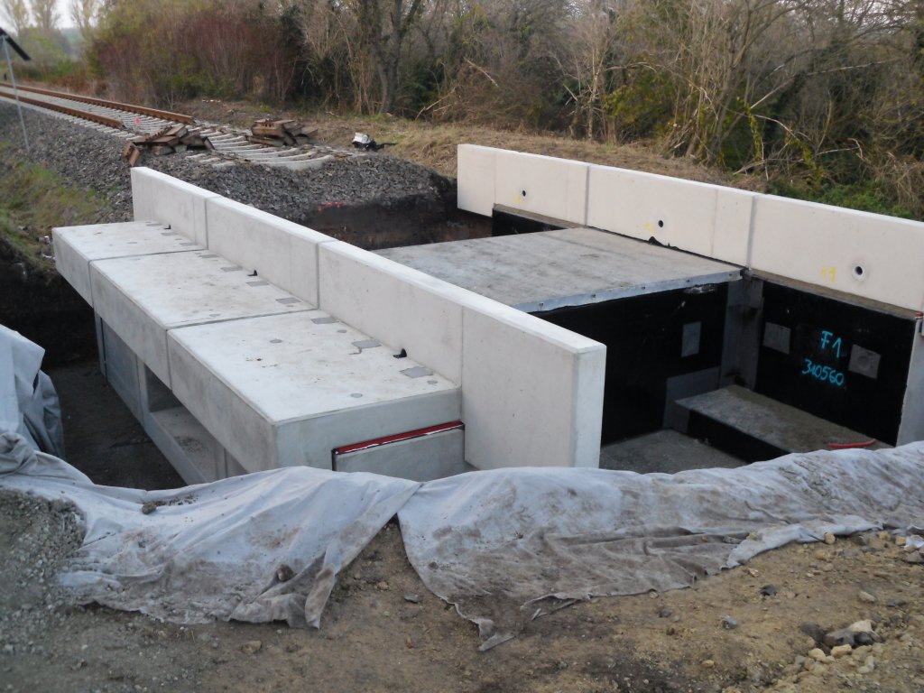 Der neue Regenwasser-Duchlasses unter der Bahnstrecke in Kichscheidungen im November 2011.Kirchscheidungen hatte bis Ende der Dorferneuerung 1996 einen Flutgraben,
der das Regenwasser bei Gewitter und Unwetter durch den `Durchlass´in die dahinter liegende ´Schacht´leitete was dann versickerte.Der alte Duchlass aus Sandsteinen war nur noch eine Ruine.