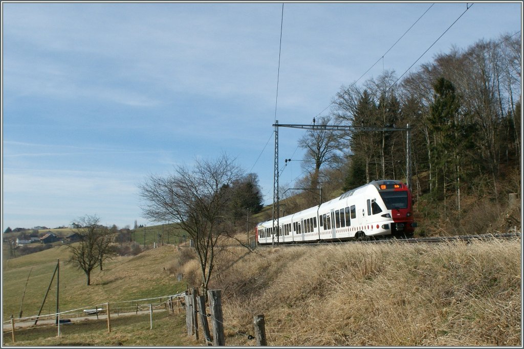 Der neue TPF Flirt als RE nach Bulle.
Bei Neyruz, den 12. Mrz 2012