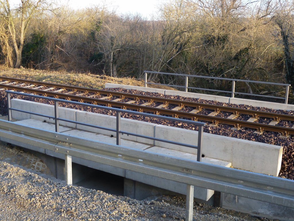 Der neugebaute Regenwasser-Durchlass in Kirchscheidungen am 14.01.2012.

