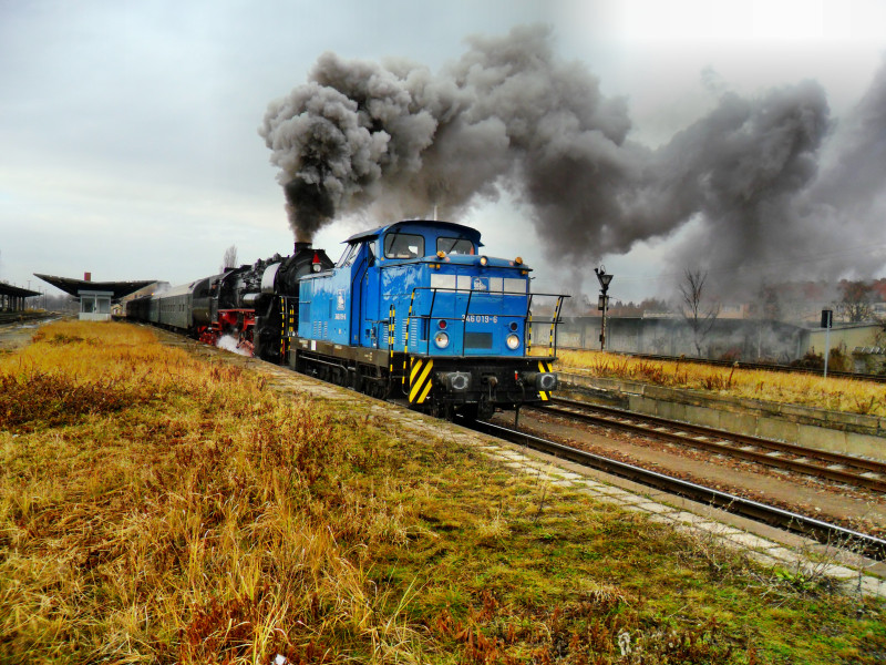 Der  Nikolaus Express  am 02.12.2012 in Zeitz. Er verkehrte mit der EMBB 52 8154-8 von Leipzig-Plagwitz nach Zeitz und wieder zur�ck. Die Indusi der 52 8154-8 ist immer noch nicht durch das EBA abgenommen, daher mu�te die PRESS 346 019-6 als Vorspannlok eingesetzt werden und technische Sch�tzenhilfe geben. Hier zusehen die Ausfahrt zur�ck nach Leipzig.