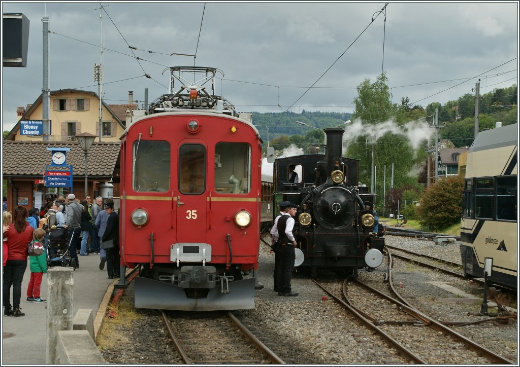 Der noch etwas  elektrisch  aussehendende  Dampfzug  wird durch die Dampflok rechts im Bild bald ein  echter  Dampfzug...
Blonay, B-C Pfingsfestival, den 19. Mai 2013