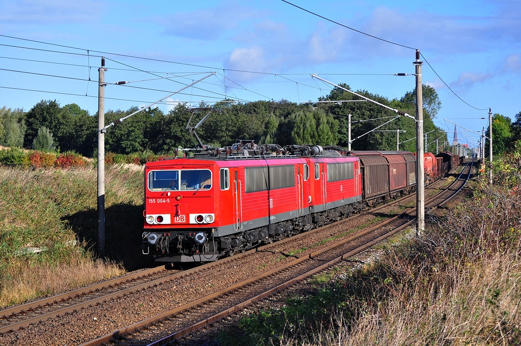 Der nur Sonntags verkehrende Gterzug 52673 von Rostock Seehafen nach Seddin war am 07.10.2012 sehr zur Freude des Fotografen mit der 155 004 bespannt.Mitgeschleppt wurde die 155 091-2.Geknipst in Sildemow.