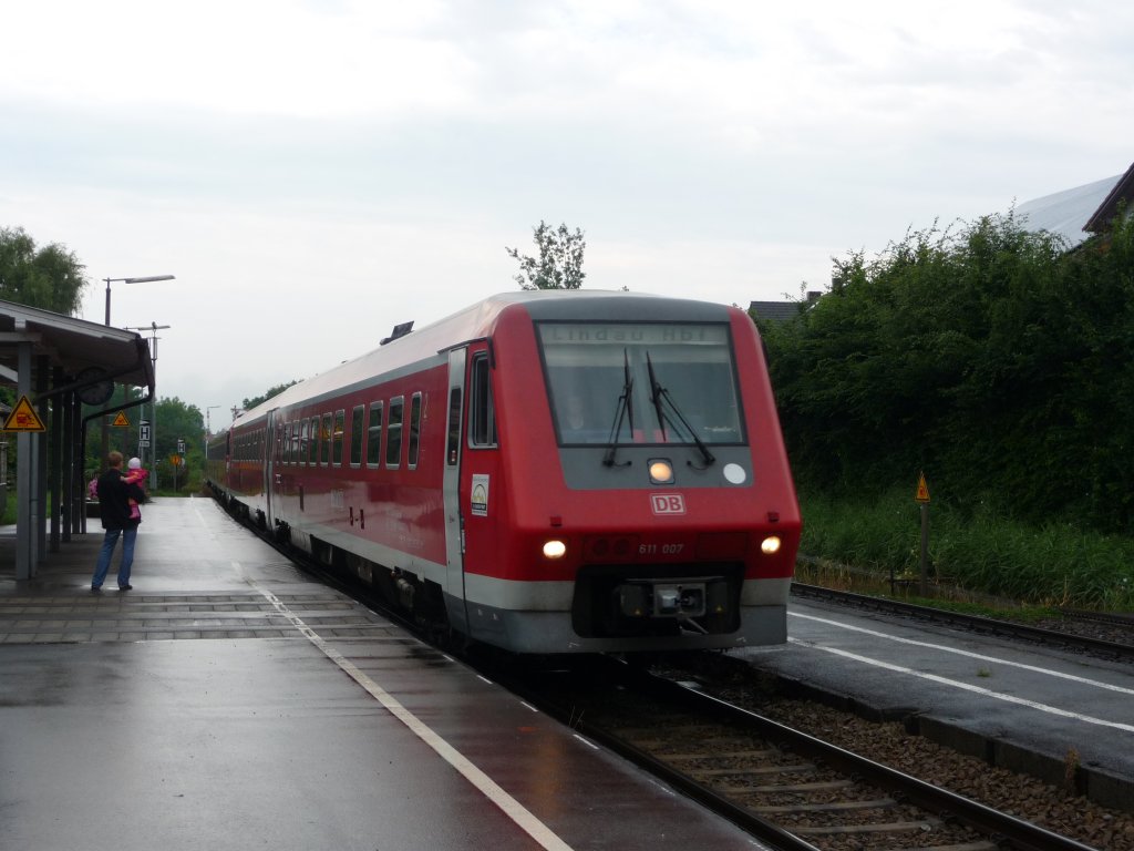 Der  Pendolino  611 007 und ein Schwesterfahrzeug sind am 14.07.2009 als IRE von Ulm nach Lindau unterwegs, hier beim Zwischenhalt im verregneten Nonnenhorn.