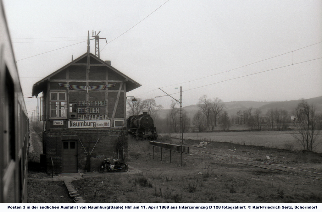 Der Posten 3 an der westlichen Ausfahrt in Naumburg Hbf am 11.04.1969. Daneben steht vermutlich die abgestellte DR 58 1532. Am Posten selbst wirbt man mit  Fahrt frei f�r den Sozialismus . (Foto: Karl-Friedrich Seitz)