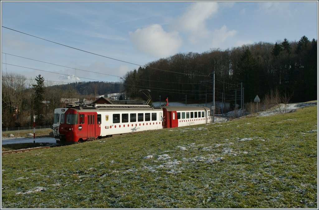 Der Regionalzug 14835 von Bulle nach Palzieux kurz vor Bossennens. 12. Jan. 2013