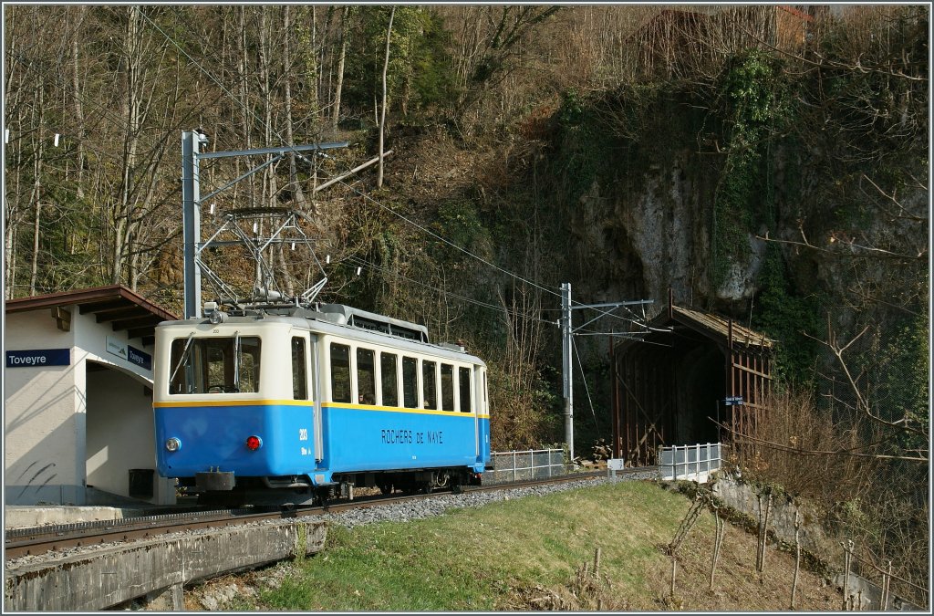 Der Rochers de Naye Beh 2/3 203 beim Halt in Toveyre auf dem Weg nach Caux.
26. Mrz 2012
