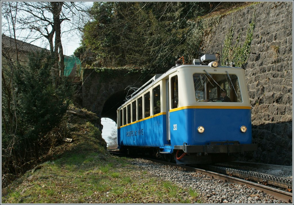 Der Rochers de Naye Beh 2/4 203 bei Toveyre am 26. Mrz 2012.