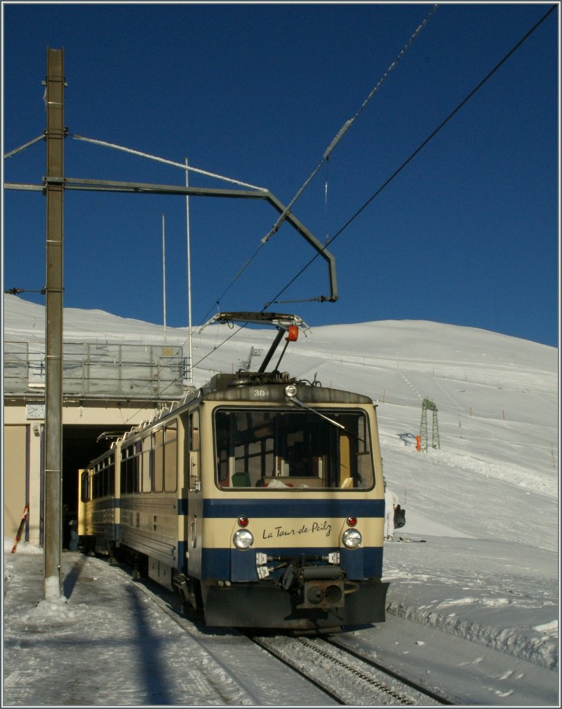 Der Rochers de Naye Triebzug Beh 4/8 3004  La Tour de Peilz  auf der Gipfelstation.
12.01.2012