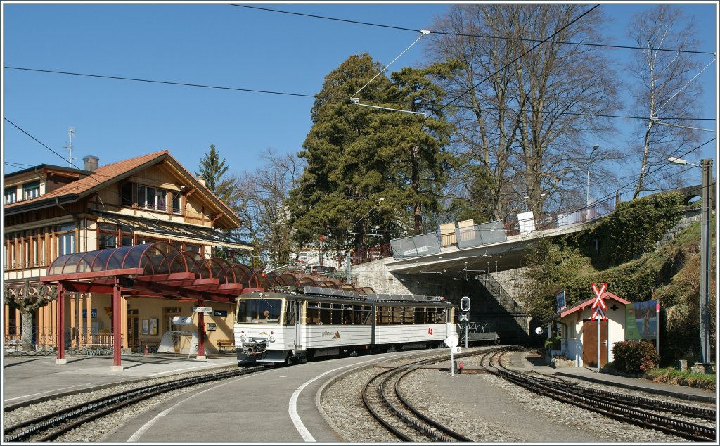 Der Rochers de Naye Triebzug Beh 4/8 305 in Glion.
15.03.2012