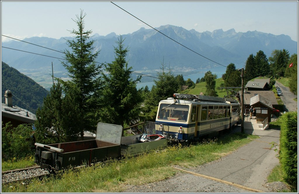 Der Rochers de Naye Zug hat die kleine Haltestelle Le Haut de Caux verlassen und strebt nun Bergwrts. 
3. Aug 2013