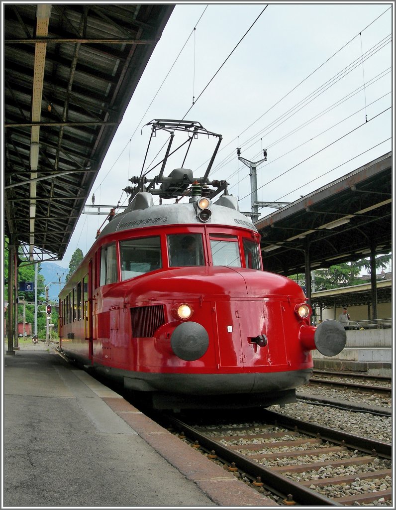 Der  Rote Pfeil  RAe 2/4 1001 in Vevey.
12. Juni 2010