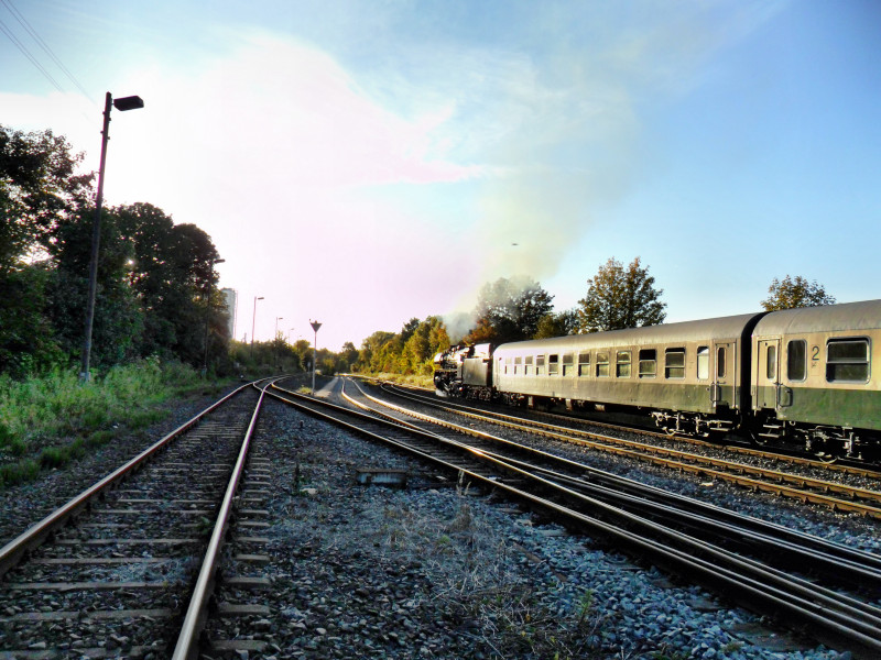 Der  Rotk�ppchen-Express I  am 30.09.2012 in Zeitz. Fahrt in die untergehende Sonne f�r die 41 1144-9 der IGE Werrabahn-Eisenach e.V.. Am Haken war der Traditionszug von DB Regio Th�ringen, der an dem Tag aus Freyburg zur�ck nach Altenburg unterwegs war.