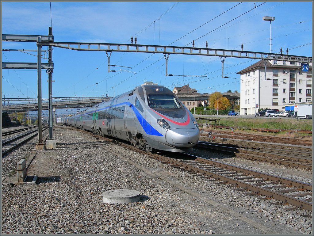 Der SBB ETR 610 fhrt als EC 39 in schneller Fahrt in Renens VD durch. 
27.10.2010