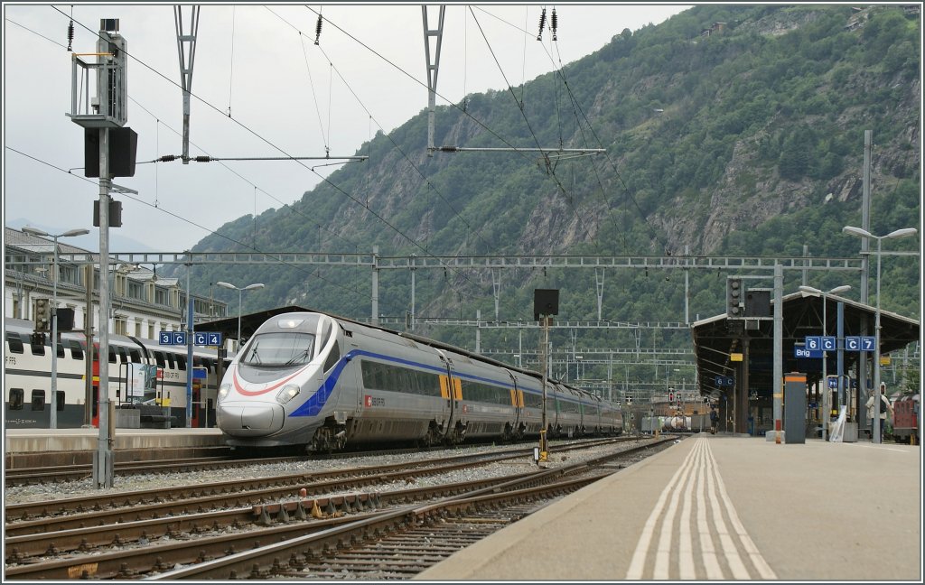 Der SBB ETR in seiner noch von  Cisalpino  stammenden Farbgebung in Brig.
29. Juni 2011 